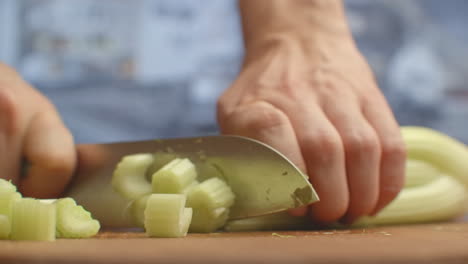 Primer-Plano-De-Apio-Cortado-Sobre-Una-Tabla-En-La-Cocina-Con-Un-Cuchillo.